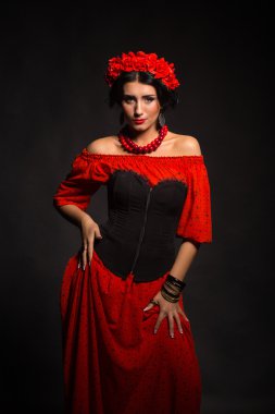 Karanlık bir arka plan üzerinde güzel, gizemli, şirin esmer. Siyah ve beyaz fotoğraf güzel gizemli esmer.