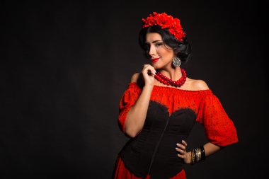 Karanlık bir arka plan üzerinde güzel, gizemli, şirin esmer. Siyah ve beyaz fotoğraf güzel gizemli esmer.