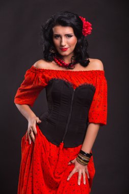 Siyah bir arka plan üzerinde dans Kırmızı elbiseli güzel kadın