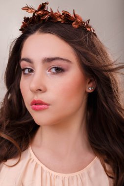 Güzel ve genç birbayan kapatın. Güzel profesyonel makyaj.