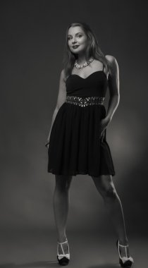 Genç bir kadının güzel siyah beyaz portre