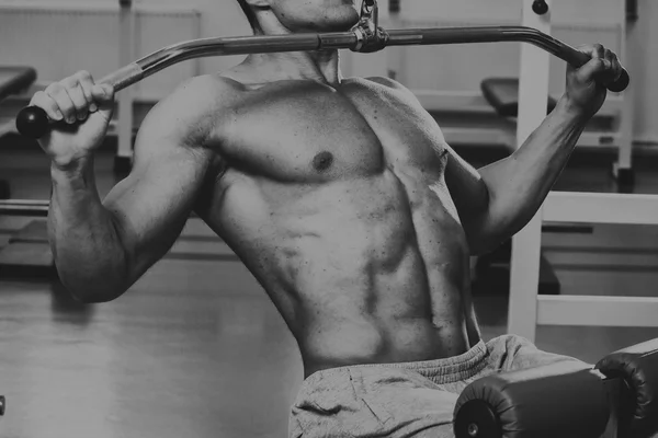 Ein sehr starker Mann engagiert sich im Fitnessstudio — Stockfoto