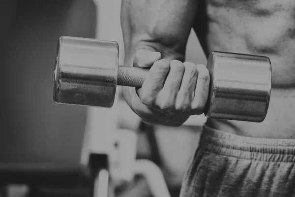 En mycket stark man är engagerad i gymmet — Stockfoto
