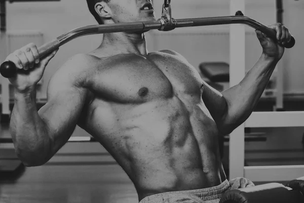 Un hombre muy fuerte se dedica al gimnasio — Foto de Stock