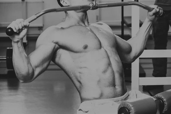 Un hombre muy fuerte se dedica al gimnasio — Foto de Stock