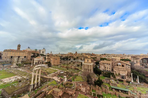 ROME - 13 janvier : Vue d'ensemble du Forum romain le 13 janvier 2016 à Rome, Italie . — Photo