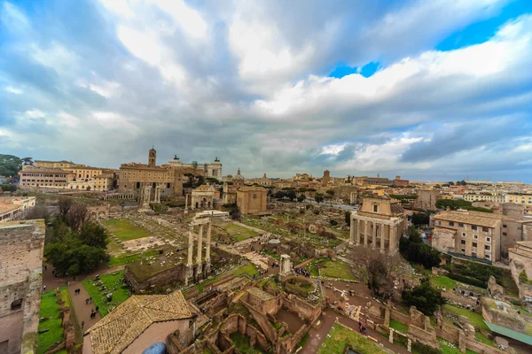 ROME - 13 janvier : Vue d'ensemble du Forum romain le 13 janvier 2016 à Rome, Italie . — Photo