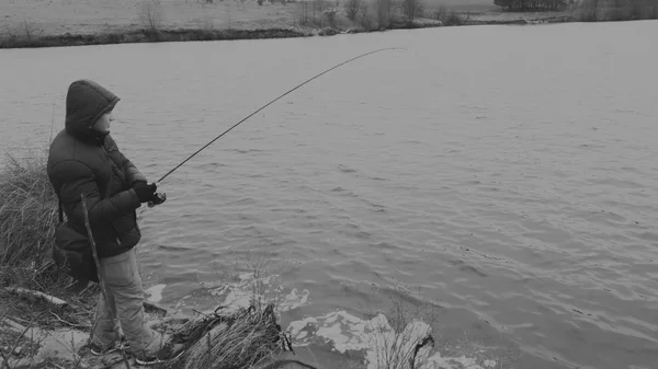 Hombre con giros en el lago. Pesca — Foto de Stock