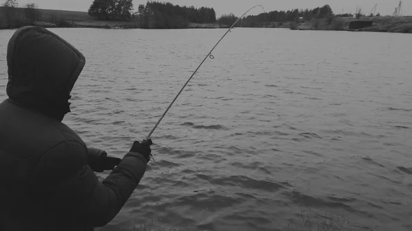 Άνθρωπος με νηματοποίηση στη λίμνη. Αλιεία — Φωτογραφία Αρχείου