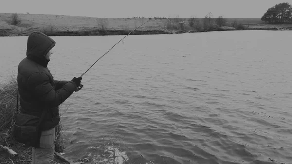 Homem com fiação no lago. Pesca — Fotografia de Stock