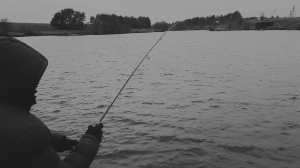 Muž s rotující na jezeře. Rybaření — Stock fotografie