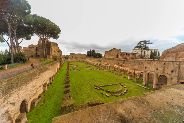 ROMA - 13 de janeiro: Vista do Fórum Romano de uma altura em 13 de janeiro de 2016 em Roma, Itália . — Fotografia de Stock