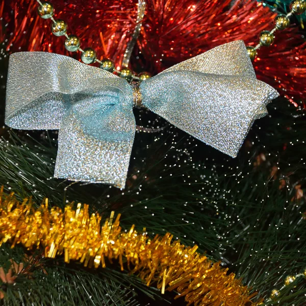Όμορφα χριστουγεννιάτικα στολίδια στο χριστουγεννιάτικο δέντρο... — Φωτογραφία Αρχείου