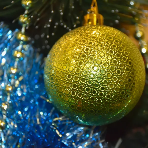 Prachtige kerstversieringen aan de kerstboom... — Stockfoto