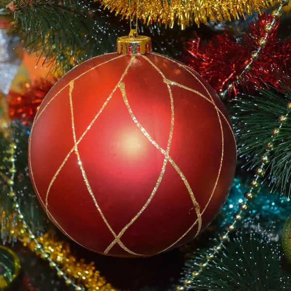 Prachtige kerstversieringen aan de kerstboom... — Stockfoto