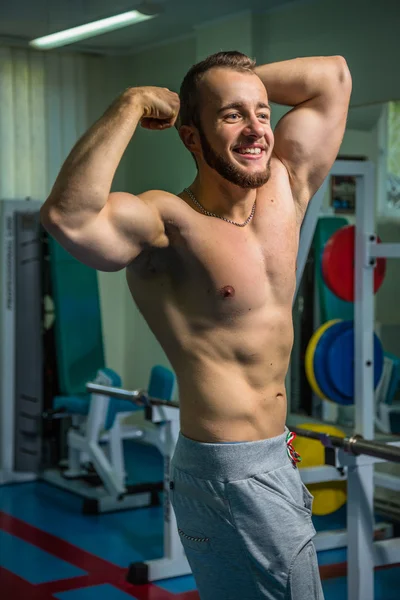 Kameraya poz yakışıklı atletik erkek