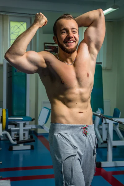 Knappe atletische man poseren voor de camera — Stockfoto