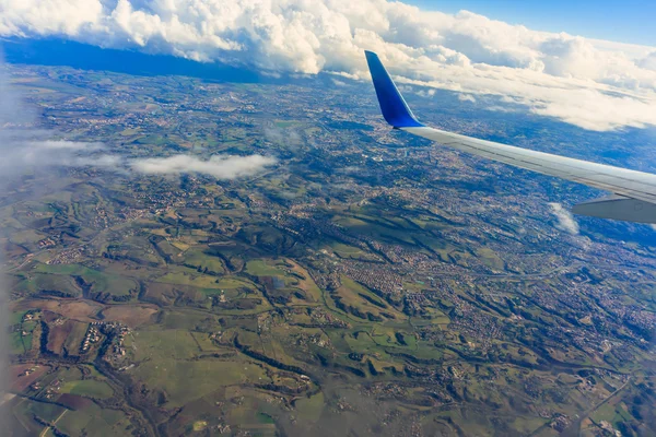 Uçaktan görüntüleyin. Bir uçağın üzerinden görünümü — Stok fotoğraf