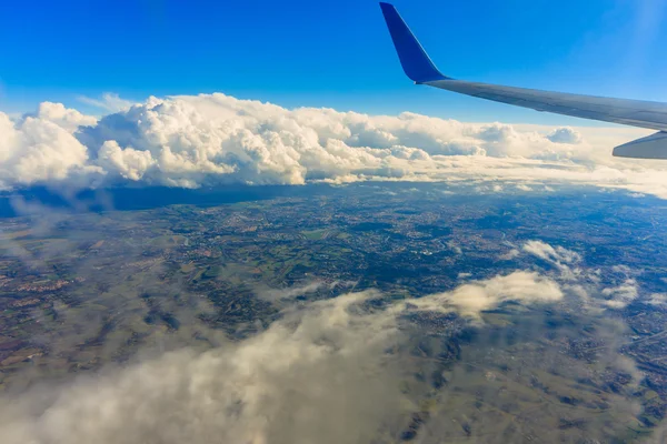 Blick aus dem Flugzeug. Blick auf die Erde aus dem Flugzeug — Stockfoto