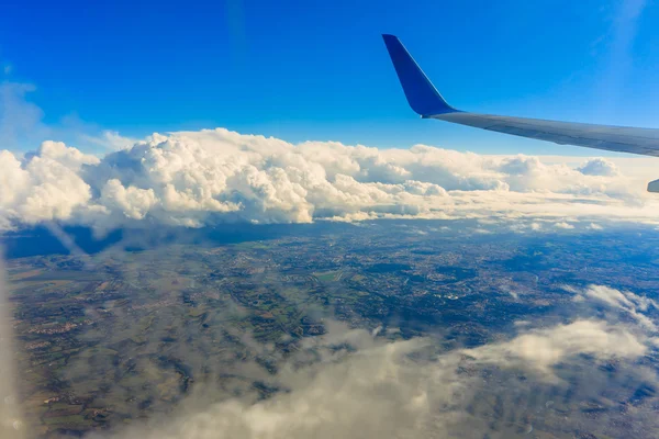 Θέα από το αεροπλάνο. Άποψη της γης από το αεροπλάνο — Φωτογραφία Αρχείου