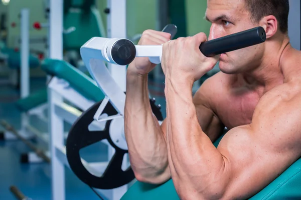 Starker Mann. Muskeltraining im Fitnessstudio. Training im Fitnessstudio. — Stockfoto