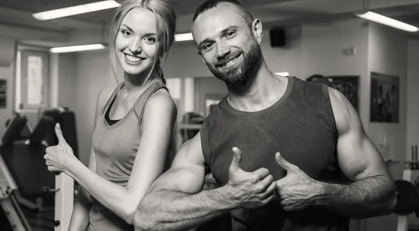 Sport couple on training in the gym. Healthy life. Help and support when performing exercises. Photos for sporting magazines and websites. — Stock Photo, Image
