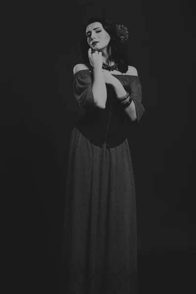 Linda, misteriosa e fofa morena em um fundo escuro. preto e branco foto bonito misterioso morena . — Fotografia de Stock