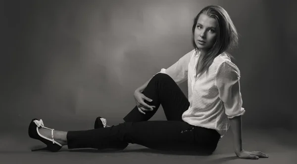 Beau portrait noir et blanc d'une jeune femme — Photo