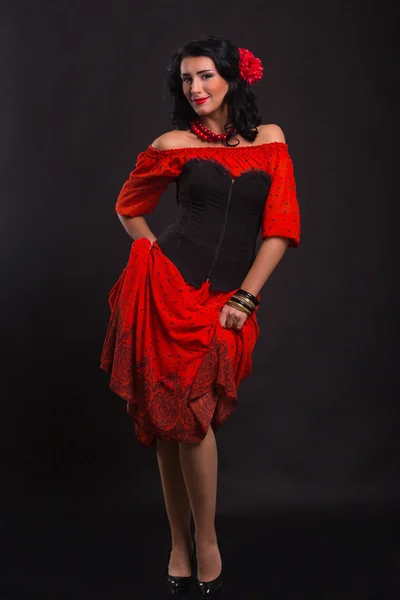 검은 배경에 춤 빨간 드레스에 아름 다운 여자 — 스톡 사진