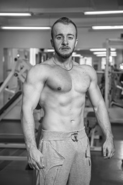 Kameraya poz yakışıklı atletik erkek