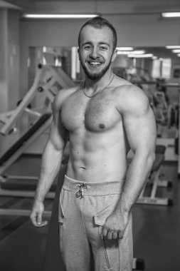 Kameraya poz yakışıklı atletik erkek