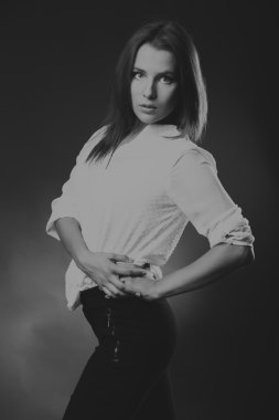 Zarif kız beyaz bluz, siyah-beyaz fotoğraf