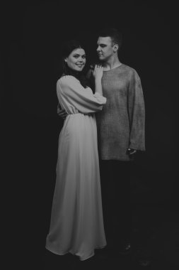 Sevgi dolu bir çift, siyah beyaz fotoğraf