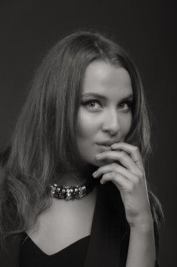 Güzel bir kızın siyah beyaz fotoğrafı.