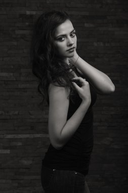 Bir kız güzel romantik görüntüsü. Güzel esmer karanlık bir arka plan üzerinde şık giysiler içinde. Profesyonel makyaj. Moda dergileri, afiş ve Web siteleri için fotoğraf.