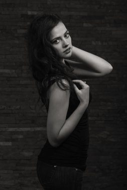 Bir kız güzel romantik görüntüsü. Güzel esmer karanlık bir arka plan üzerinde şık giysiler içinde. Profesyonel makyaj. Moda dergileri, afiş ve Web siteleri için fotoğraf.