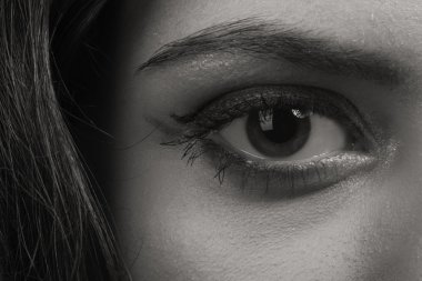 Bir kız güzel romantik görüntüsü. Güzel esmer karanlık bir arka plan üzerinde şık giysiler içinde. Profesyonel makyaj. Moda dergileri, afiş ve Web siteleri için fotoğraf.