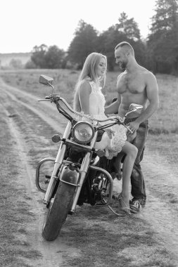 Genç bir çift tarlada