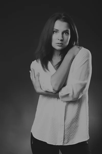 Κομψό κορίτσι σε λευκή μπλούζα, μαύρο και άσπρο φωτογραφία — Φωτογραφία Αρχείου