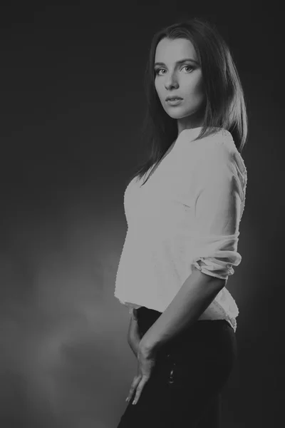 흰 블라우스, 흑백 사진에 우아한 소녀 — 스톡 사진
