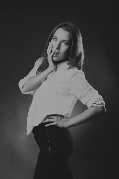 Elegante chica en blusa blanca, foto en blanco y negro — Foto de Stock