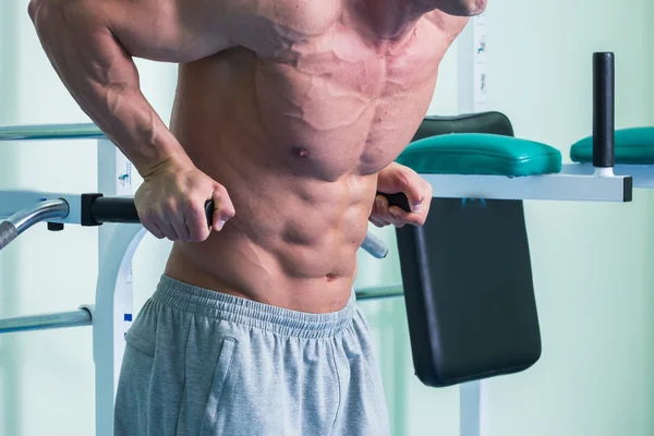 Un hombre fuerte. Entrenamiento muscular en el gimnasio. Entrenamiento en el gimnasio . — Foto de Stock