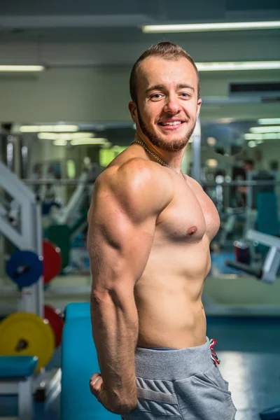 Knappe atletische man poseren voor de camera — Stockfoto