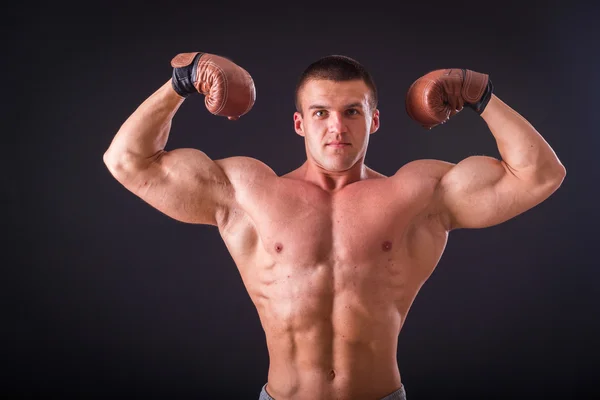 Mann mit Boxhandschuhen auf schwarzem Hintergrund — Stockfoto