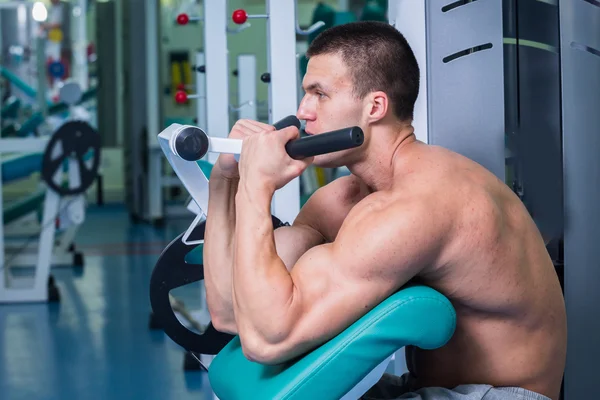 Silny mężczyzna. Trening mięśni w sali gimnastycznej. Trening na siłowni. — Zdjęcie stockowe