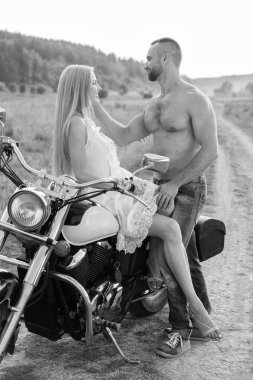 Genç bir çift tarlada