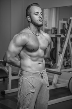 Kameraya poz yakışıklı atletik erkek