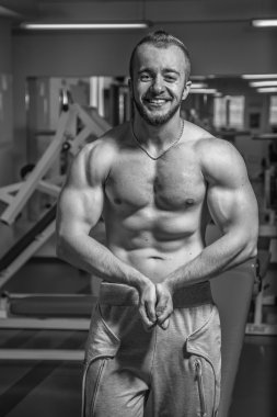 Kameraya poz yakışıklı atletik erkek