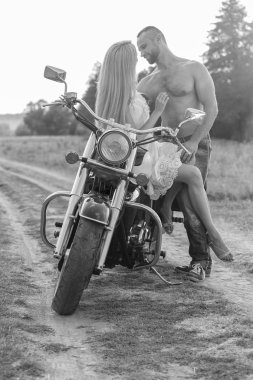 Genç bir çift tarlada