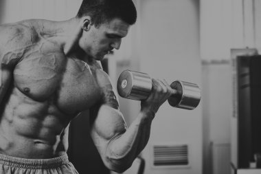 Güçlü adam. Spor kas eğitim. Spor eğitim.